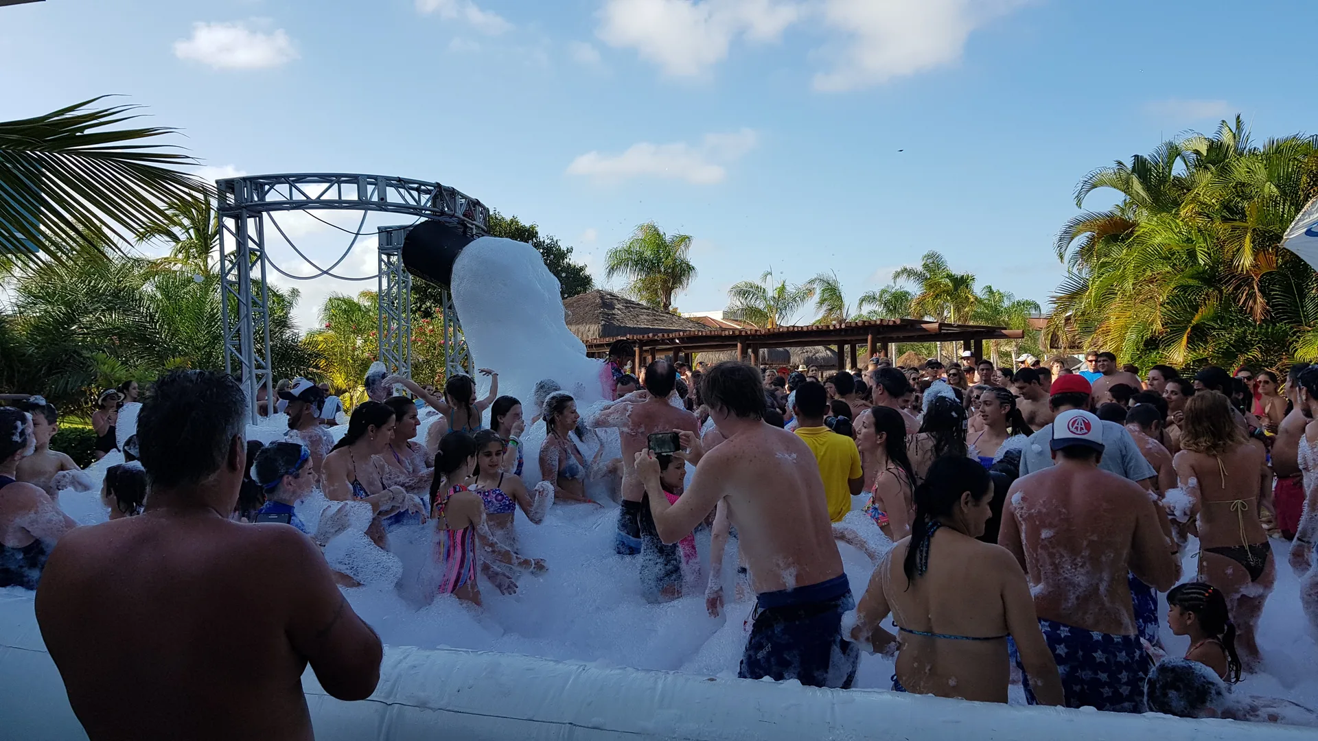 Público na festa da espuma