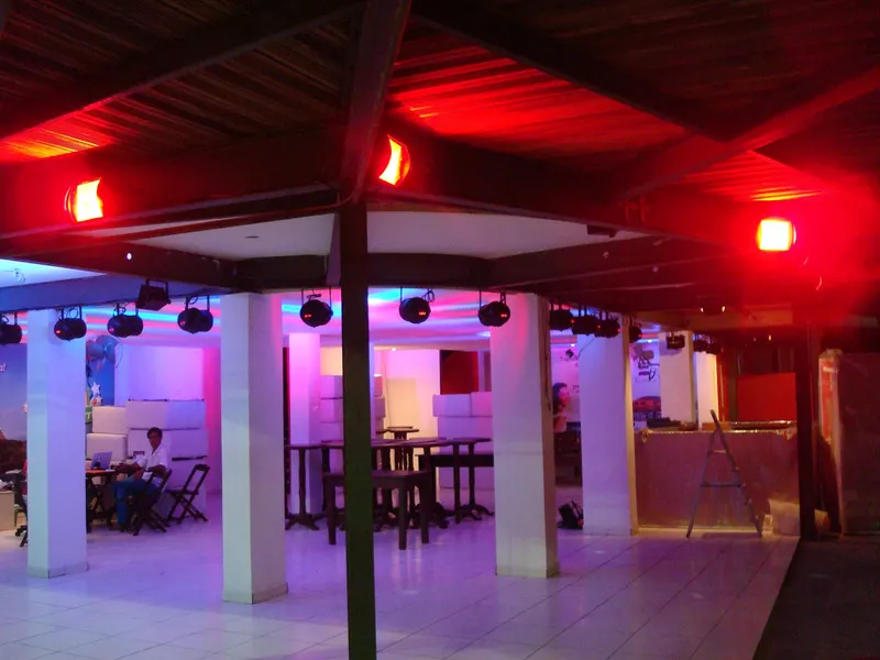 Ambiente com luz vermelha e mobiliário