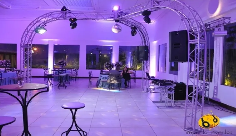 Espaço com treliças e luz violeta