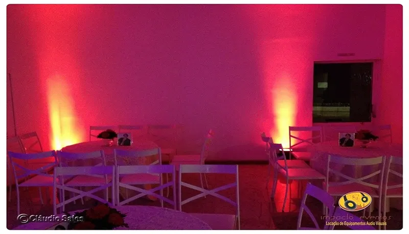 Boate com iluminação de pista