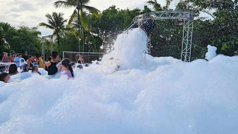 Canhões de espuma sobre a pista